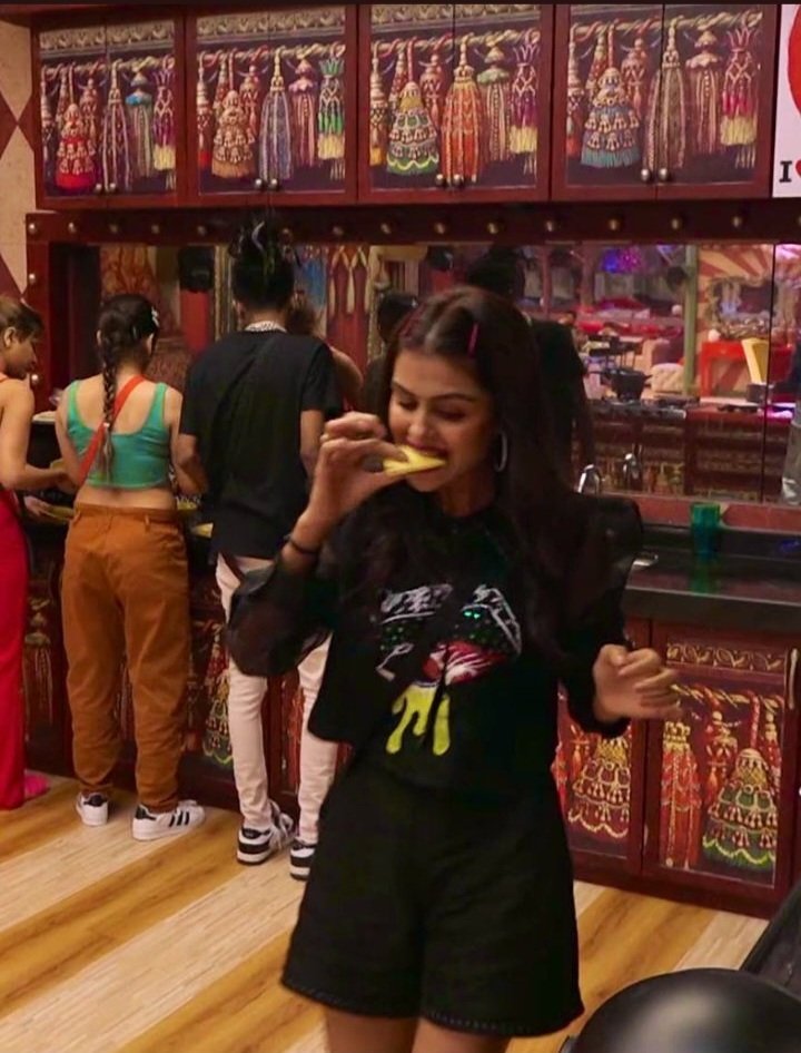 Samrat_singha_'s tweet photo. Saam Daam Dand Bhed kuch bhi lagalo,par ye toh sherni hei. The roar girl now needs to be in caution, Eyes on you Queen. Loving #PriyAnkit #PriyankaChaharChoudhury #BiggBoss16 https://t.co/uN2UyjDshG