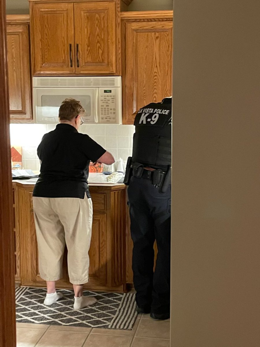 lavistapolice's tweet photo. Police officers from @lavistapolice were on a call this morning where a 78 yr old man was deceased (medical).His wife was upset&amp;worried about a funeral today where she was responsible for providing cupcakes and cake.Officers at the scene frosted the cakes for her. #compassion https://t.co/f9NE8AmD5t