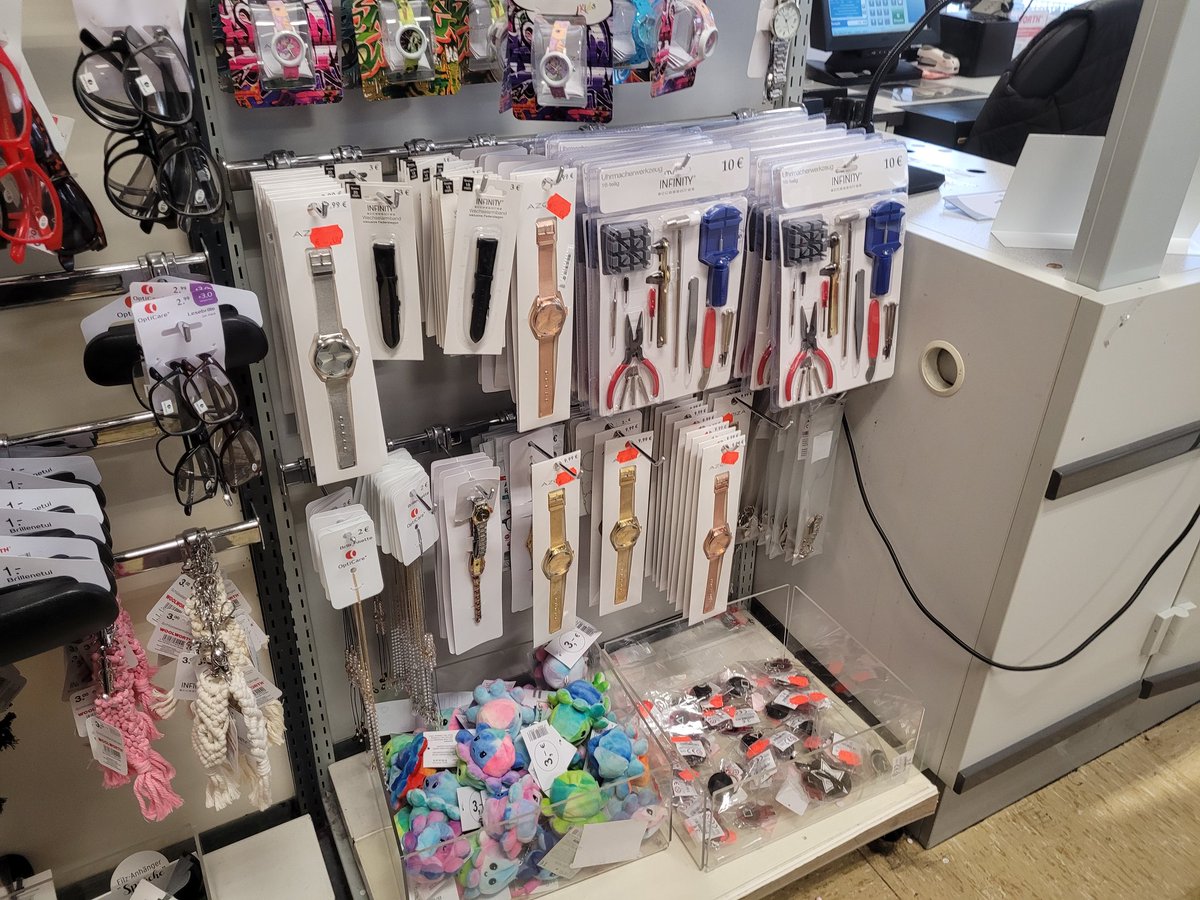 Quick stop at a discount store in Germany (needed an 🌂). Noticed the cheap watches (6-8€) and the watch repair kits right beside (10€). Not a good sign! #builttofail #cheap