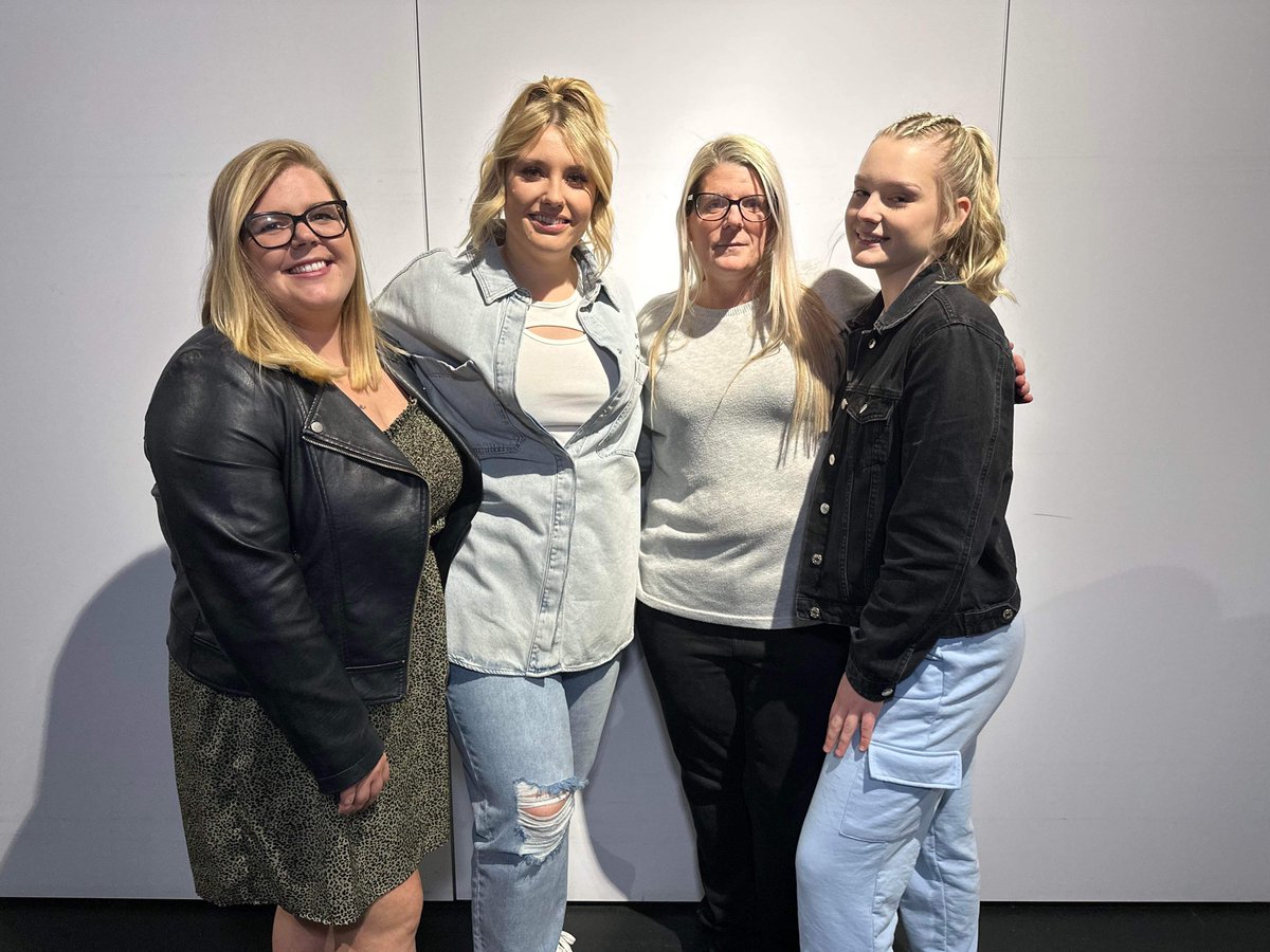 HannahJackson31's tweet photo. Just met @EllaHenderson what a beautiful person!!!! So can’t wait for her gig tonight! ❤️ #ugly https://t.co/nJOYQi2vMo