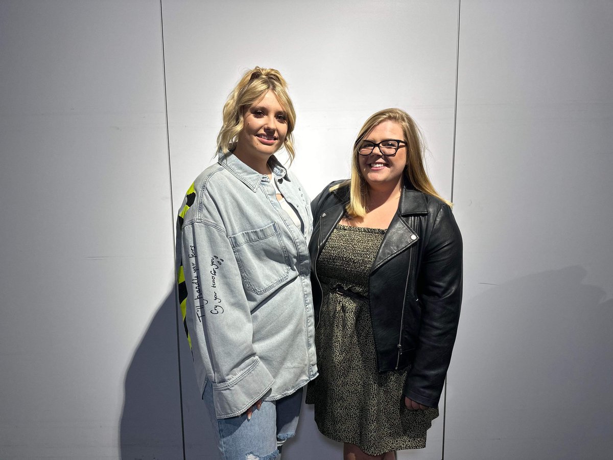 HannahJackson31's tweet photo. Just met @EllaHenderson what a beautiful person!!!! So can’t wait for her gig tonight! ❤️ #ugly https://t.co/nJOYQi2vMo