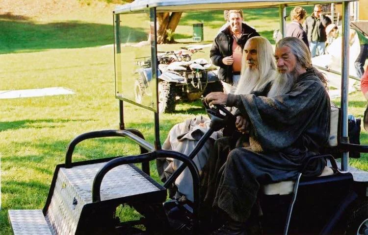 there is nothing funnier to me than actors in their middle earth costumes but also using/wearing modern things
