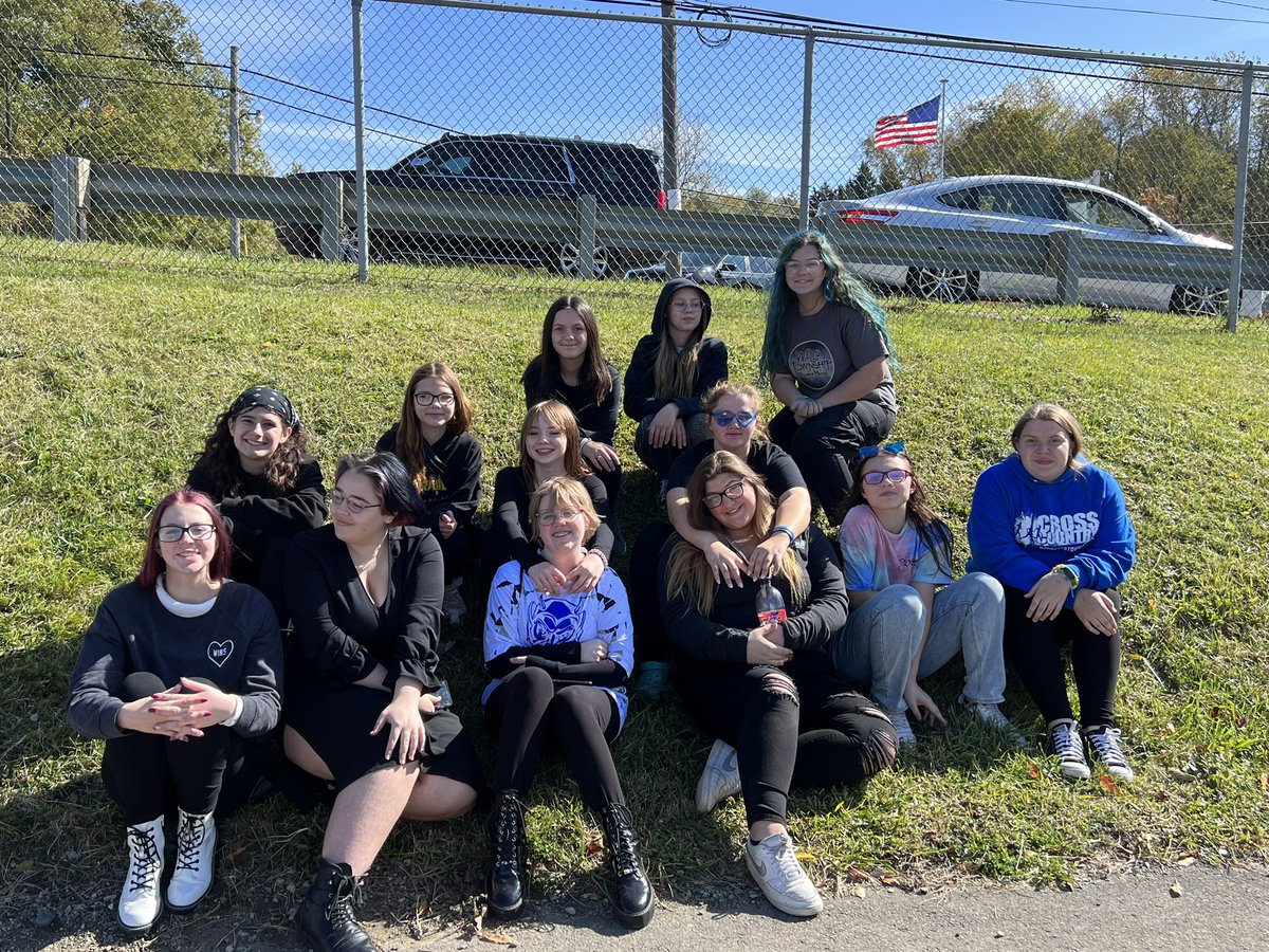 BMHS_Chorus's tweet photo. Happy Homecoming! We had such a blast singing the National Anthem for the game. Thanks to the Homecoming Committee for inviting us!! 🤍💙🤍💙 https://t.co/INB3FaVrbI