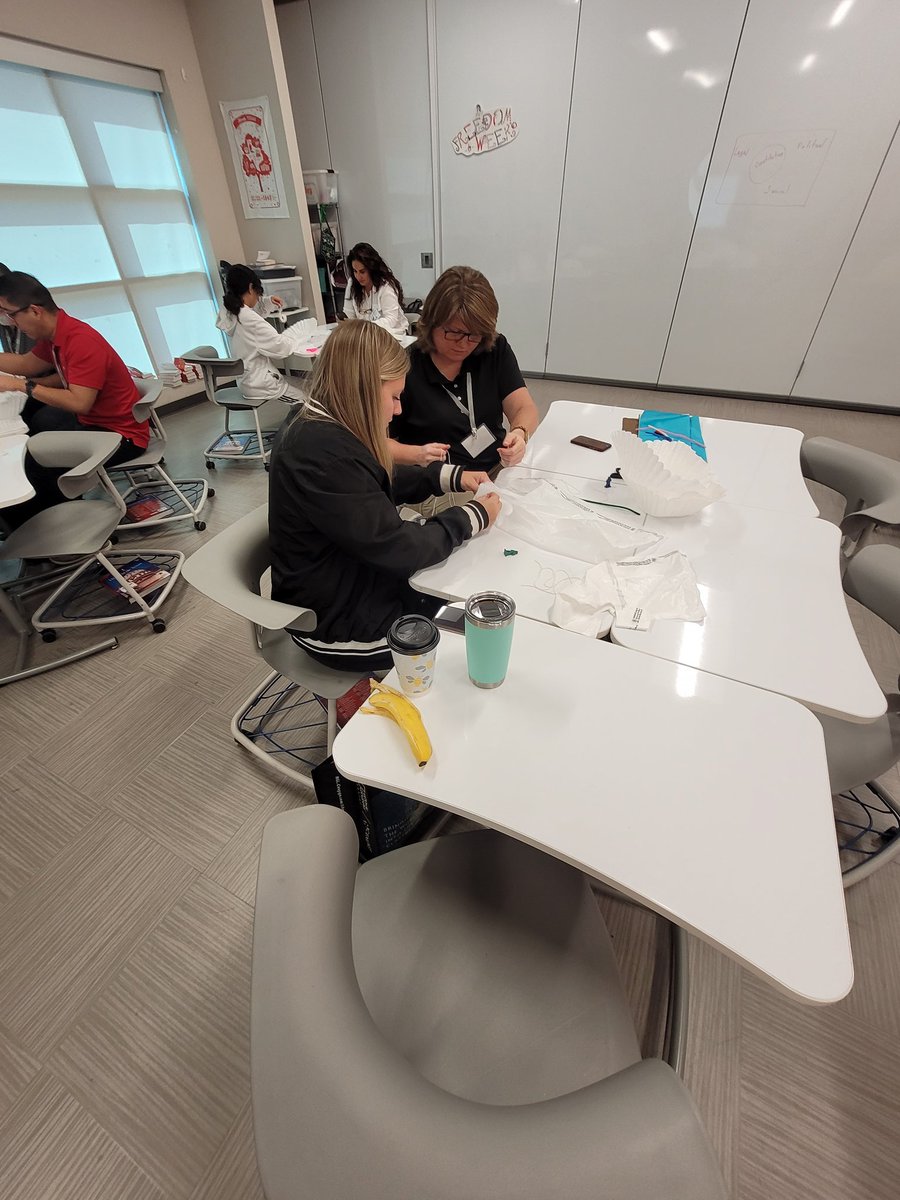 MathFanHoefert's tweet photo. Teachers love doing STEM, too! #minicast22 https://t.co/n0bMcv4DcY