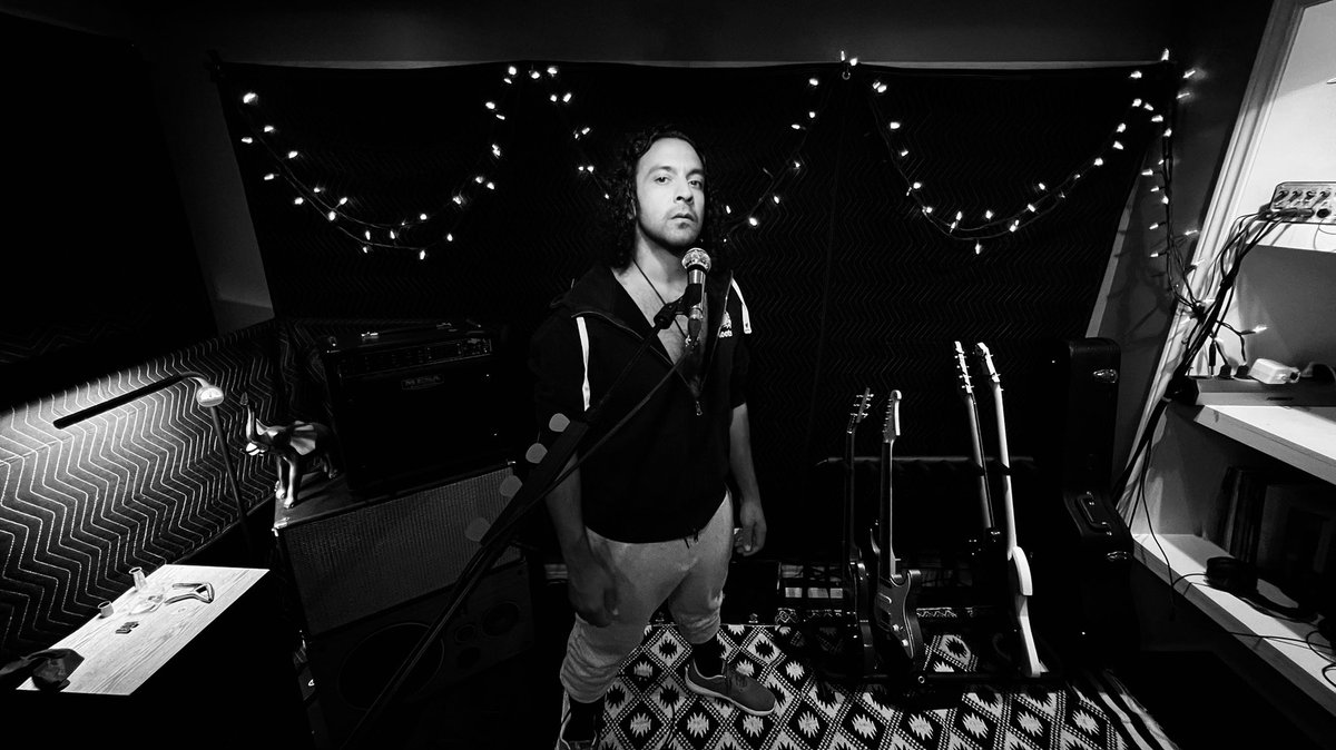 rickstarmusic's tweet photo. 🤘🏽
#musician #singer #songwriter #homestudio https://t.co/wBmzET0upu