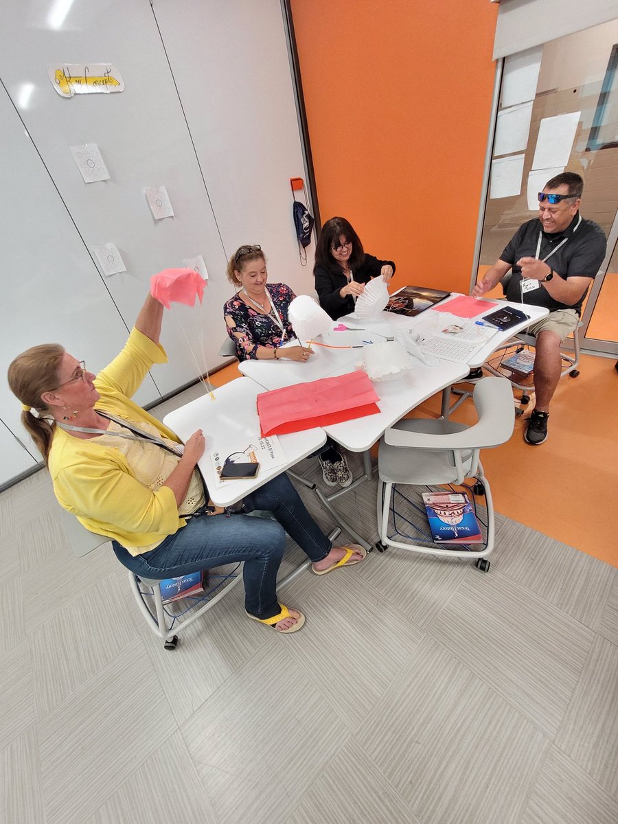 MathFanHoefert's tweet photo. Teachers love doing STEM, too! #minicast22 https://t.co/n0bMcv4DcY