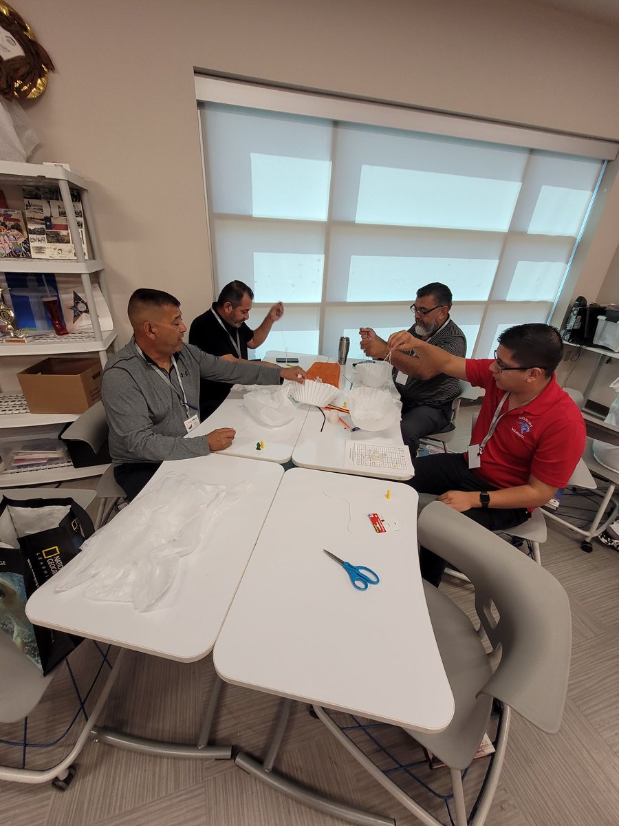 MathFanHoefert's tweet photo. Teachers love doing STEM, too! #minicast22 https://t.co/n0bMcv4DcY