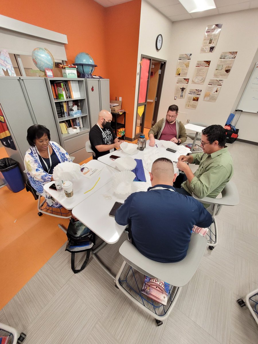 MathFanHoefert's tweet photo. Teachers love doing STEM, too! #minicast22 https://t.co/n0bMcv4DcY