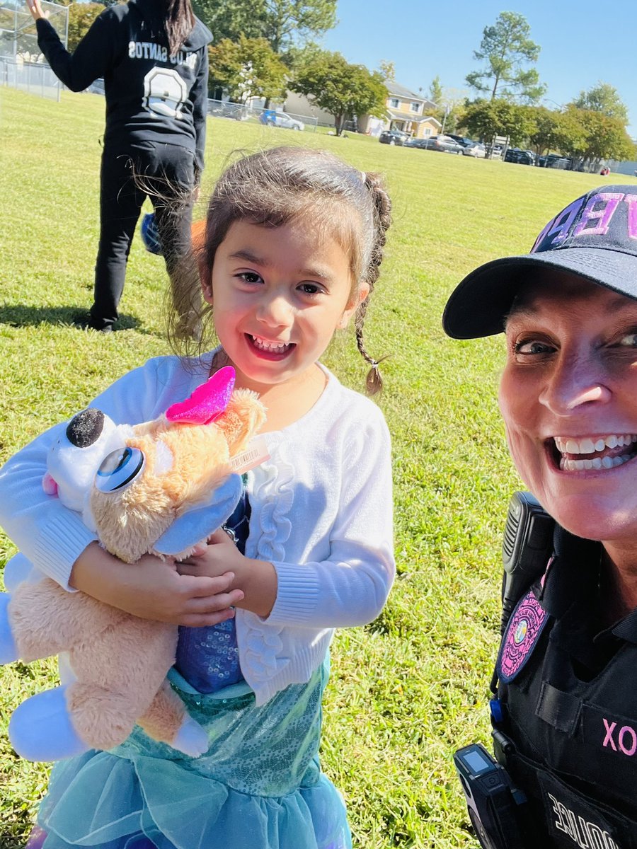MFox_VBPD's tweet photo. Nice to see the community come together at Magic Hollow!  Thanks to Dicks Sporting Goods and Flipper McCoys for the goodies we passed out! https://t.co/t2AsZlQnJd