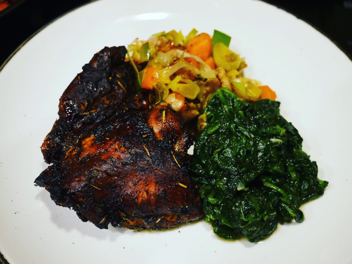 Muffin tops! Let’s get into this blackened chicken thighs with sautéed spinach, leeks and carrots 😋😋! 

#smearedapron #dontcrowdme #simplydelicious #madeeasy #foodies #fooding #eating #eatme #issasnack #snacking #foodporn #foodbloggers #food #meatme #weekendeats #londoneats