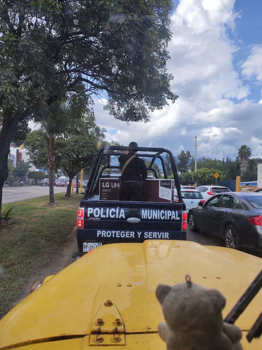 genaroaz's tweet photo. Mientras la ciudad de #Oaxaca sufre ejecuciones, asaltos, saqueos a casas y comercios, el jefe de la policía del @MunicipioOaxaca Raúl Ávila Ibarra ocupa la patrulla de su ayudantía para acarrear compras de tiendas fifí. Decían en @Partido_Morena  que eran diferentes y son peores https://t.co/aTzKdYD9UJ
