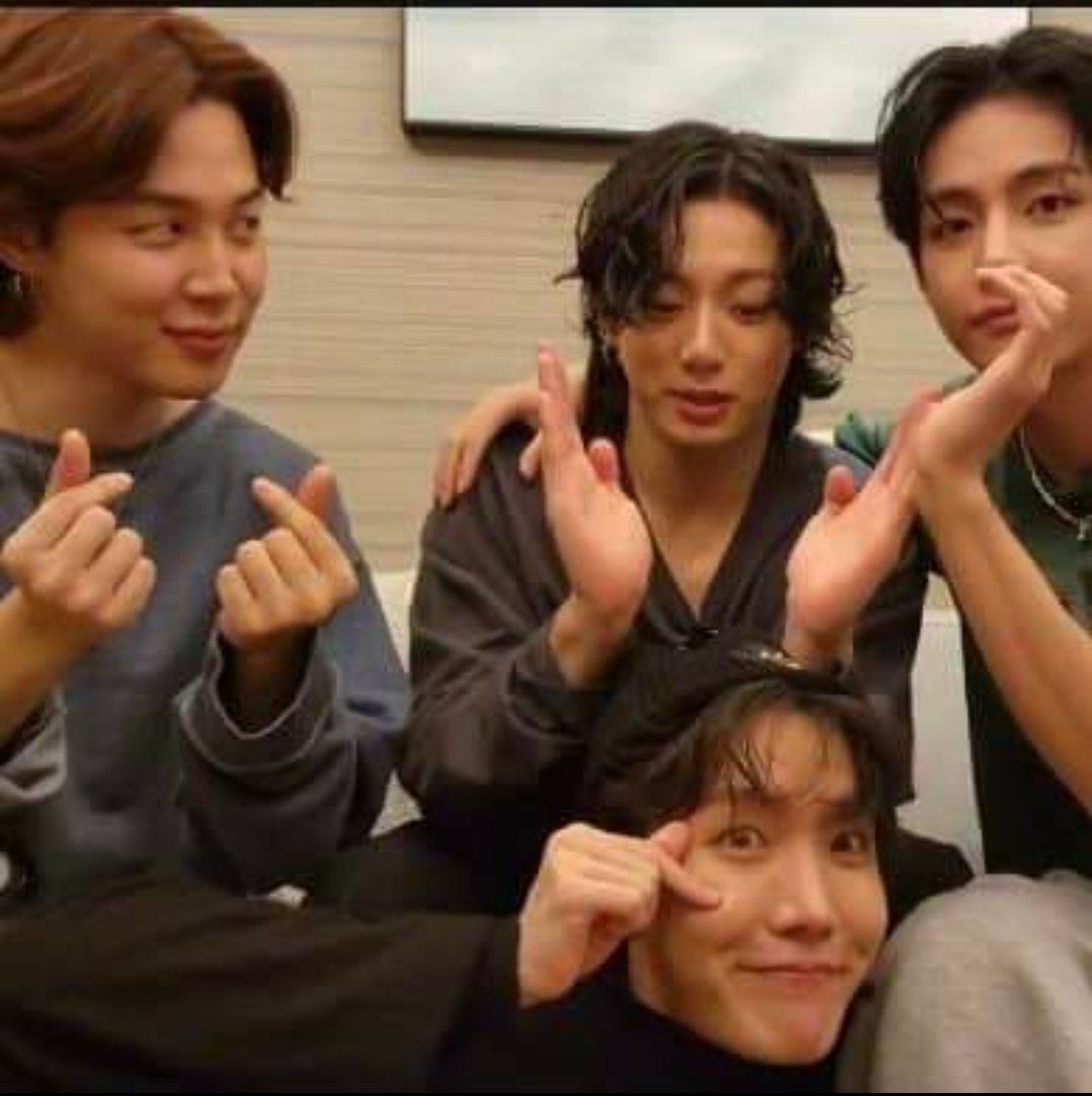 JoanGleeson3's tweet photo. How sweet they are to spent with #ARMYs post concert.
That's why y'all have out hearts.
#YetToComeinBUSAN 
#YetToCome_on_Weverse_LIVE 
#KIMTAEHYUNG  #jimin
#JK  #jhope 
@BTS_twt https://t.co/zCMNok23US
