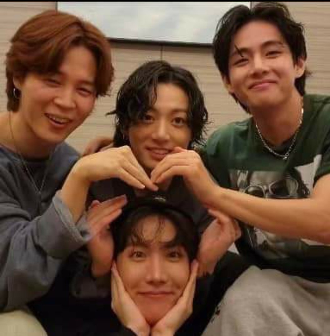 JoanGleeson3's tweet photo. How sweet they are to spent with #ARMYs post concert.
That's why y'all have out hearts.
#YetToComeinBUSAN 
#YetToCome_on_Weverse_LIVE 
#KIMTAEHYUNG  #jimin
#JK  #jhope 
@BTS_twt https://t.co/zCMNok23US