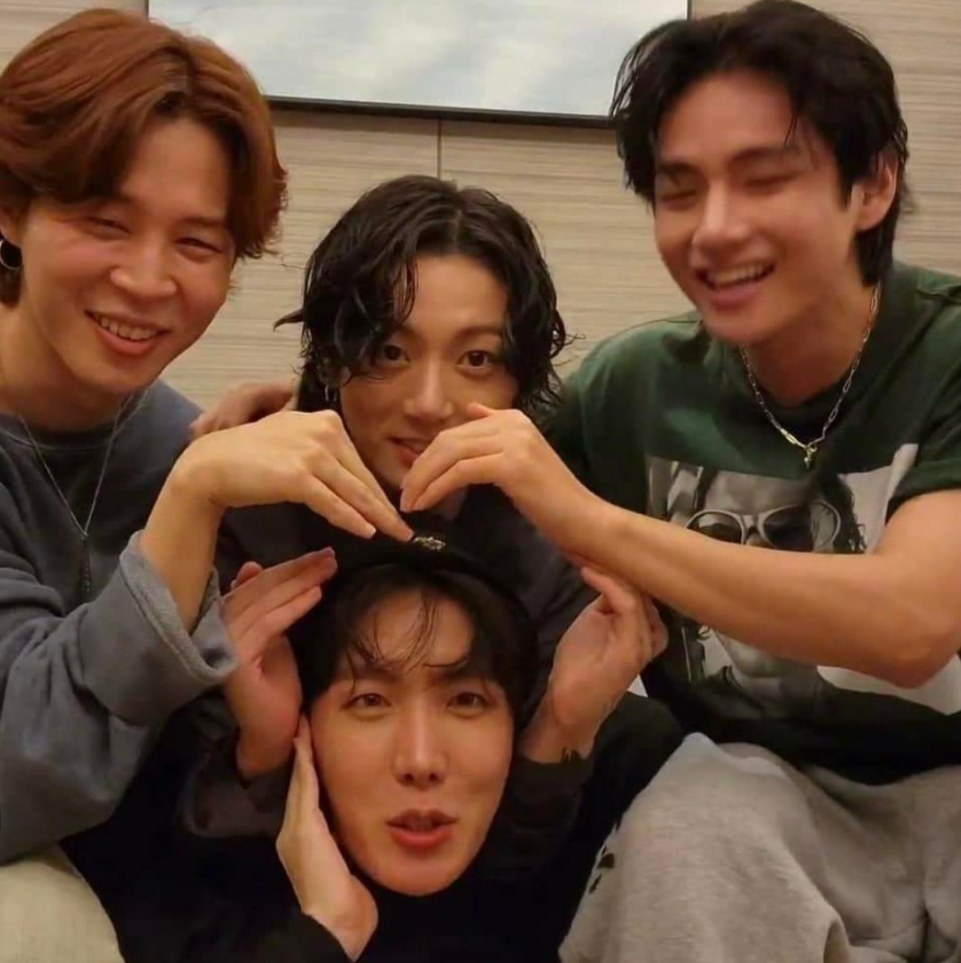 JoanGleeson3's tweet photo. How sweet they are to spent with #ARMYs post concert.
That's why y'all have out hearts.
#YetToComeinBUSAN 
#YetToCome_on_Weverse_LIVE 
#KIMTAEHYUNG  #jimin
#JK  #jhope 
@BTS_twt https://t.co/zCMNok23US