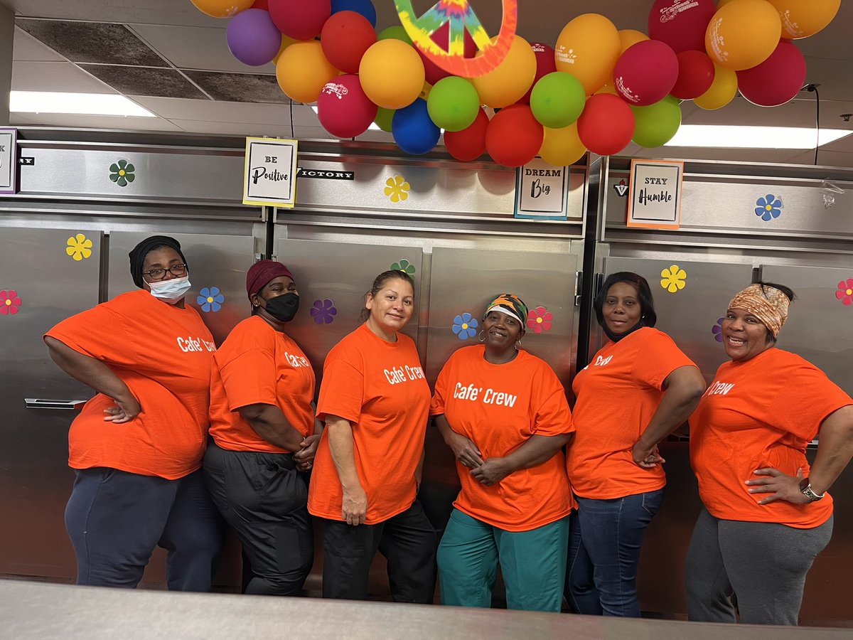 ReesyThompson's tweet photo. @TweetDCS_LCMS Proud cafeteria crew of LCMS. WE 💚OUR 🐊 kids! #NSLW22 https://t.co/ONIPNQgqt1