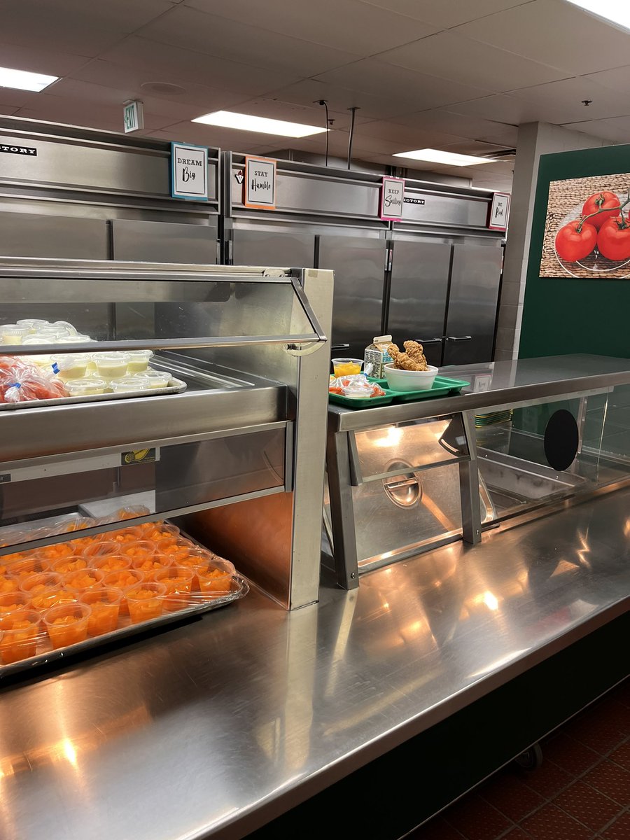 ReesyThompson's tweet photo. @TweetDCS_LCMS Proud cafeteria crew of LCMS. WE 💚OUR 🐊 kids! #NSLW22 https://t.co/ONIPNQgqt1