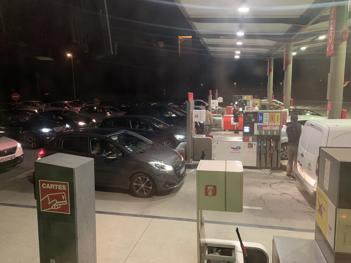 DuCourrier's tweet photo. Les files de voitures se font de plus en plus remarquer en #France dans les stations d'essence. Après la sobriété énergétique proposée par le gouvernement, les propriétaires de véhicules s'inquiètent de devoir faire face à une #pénurie plus sévère les prochains jours. https://t.co/6QRnFc7BkS