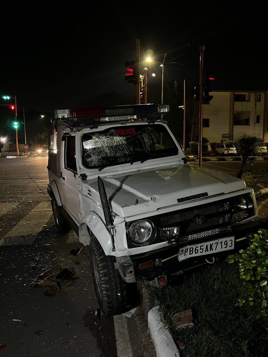 ManikGoyal_'s tweet photo. AAP Minister @DrBaljitAAP's escort hits a girl &amp; boy at sector 26-27 traffic lights.Both of them are in sec 32 Hospital. One guy Mr. Narula is at hospital alone,Doctors are even not starting the treatment. Baljit kaur doesn’t even care to come &amp; left shamelessly(1/n) https://t.co/Rfvo31Q4c8