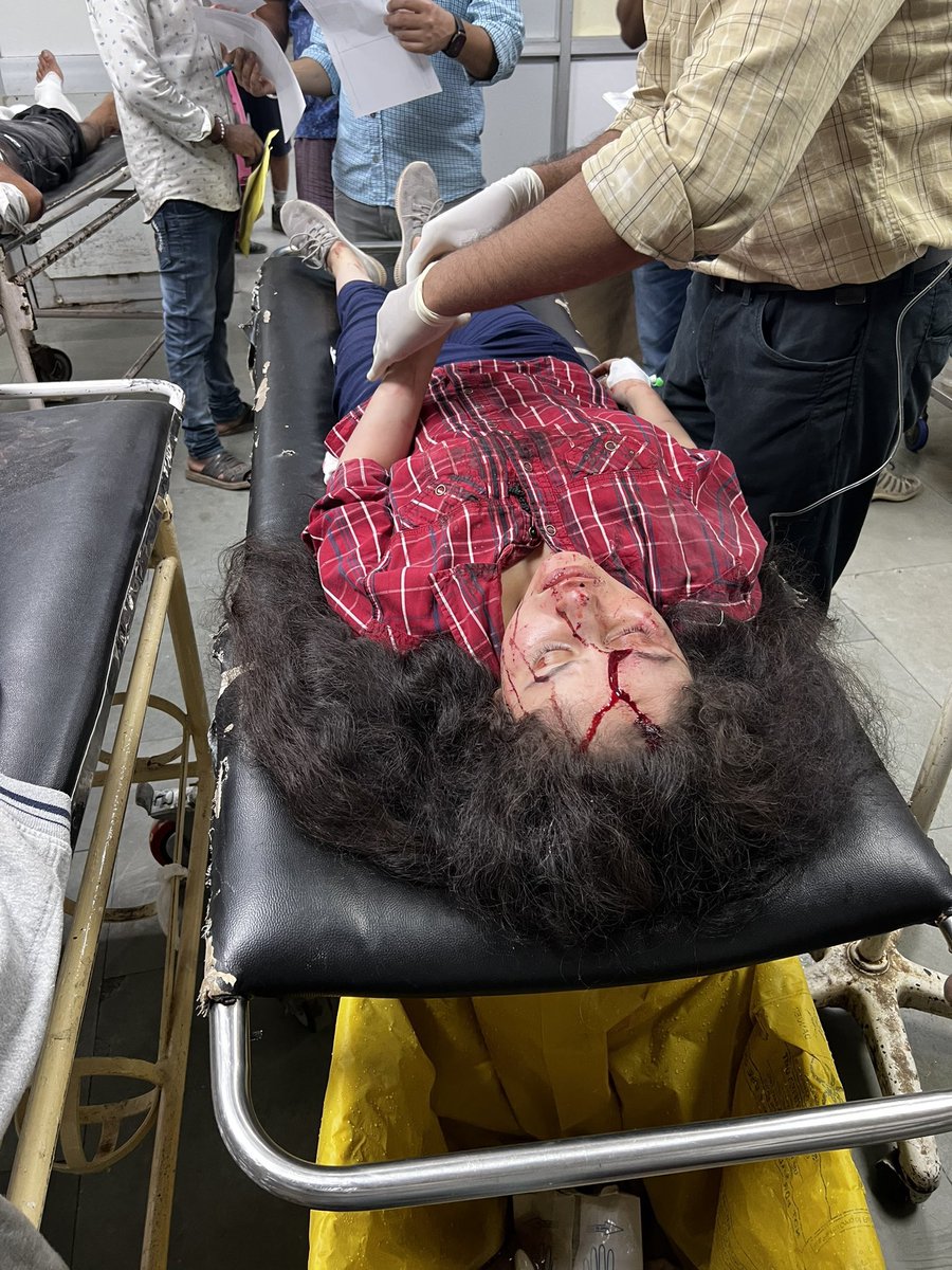 ManikGoyal_'s tweet photo. AAP Minister @DrBaljitAAP's escort hits a girl &amp; boy at sector 26-27 traffic lights.Both of them are in sec 32 Hospital. One guy Mr. Narula is at hospital alone,Doctors are even not starting the treatment. Baljit kaur doesn’t even care to come &amp; left shamelessly(1/n) https://t.co/Rfvo31Q4c8