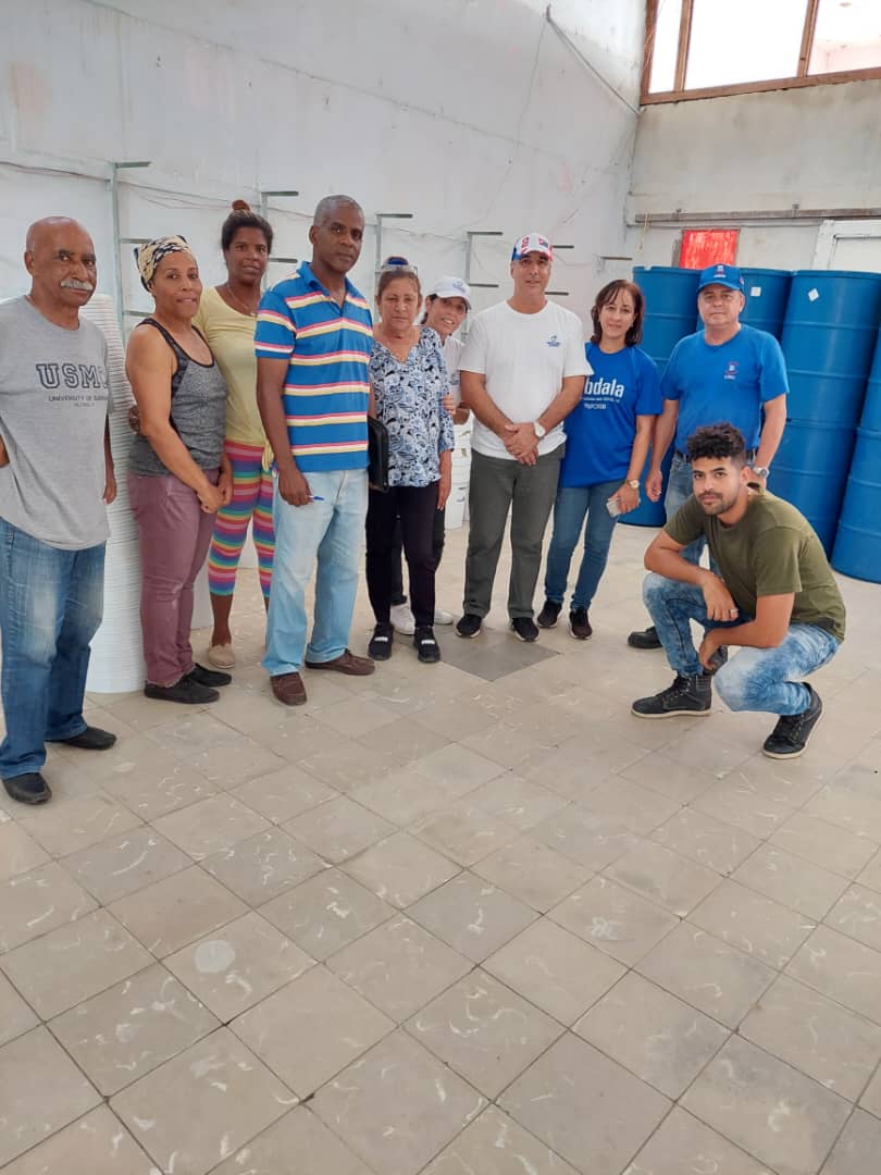 EdMartDiaz's tweet photo. En representación de los trabajadores de @BioCubaFarma, en la mañana de hoy, entregamos en el municipio San Luis, un donativo de recipientes plásticos para almacenar agua. Hay que seguir quitándole pedacitos al problema. #CubaEsAmor https://t.co/SOrGPoC7Ox