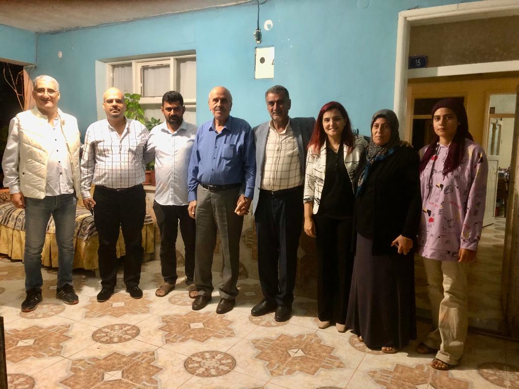 akkadin_hatay's tweet photo. 📍Reyhanlı  #Canbolat

Hasan SAZ ve ailesini ziyaret gelerek, Cumhurbaşkanımız @RTErdogan' ın selamını ilettik.

Çalmadık kapı, girmedik gönül kalmayınca dek;
#DurmakYokYolaDevam https://t.co/sX13k0lmzr