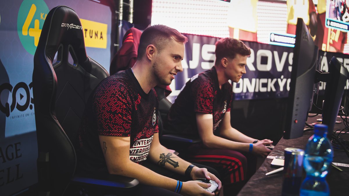 acs_esports_ep's tweet photo. První den MSR je úspěšně za námi. Uvidíme se zítra na streamu a pořádně klukům zafandíme v playoff! 👊♥️

#riseEnterprise #acsparta #fifa #msr https://t.co/YnFaGSnRwg
