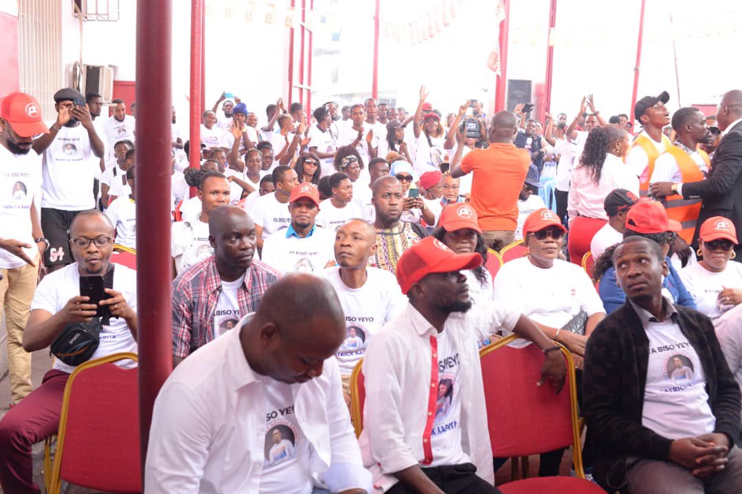BobelabiR's tweet photo. L'#UNC est une #Gde #Machine politique la seule qui fait la convoitise des #Gds #Leaders, cas de #Mr #Cédric #KAPITA qui vient de se procurer sa carte #Platinum de 1000 USD.Merci Bcp de #Redynamiser le Parti Mon 5 ⭐ @BillyKambale1 #SG.La force est au réel.Objectif 150 députés https://t.co/7h1cJBNNBQ