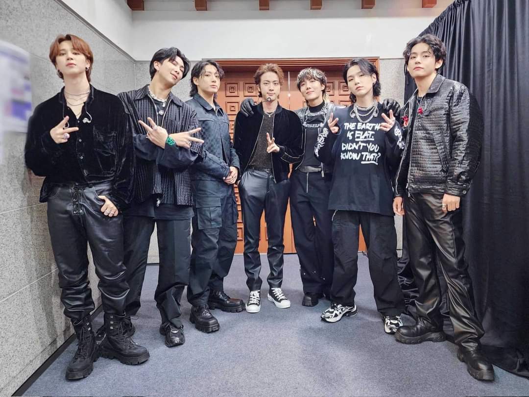 AnieMaryforever's tweet photo. Proud of you my Kings 💜💜💜💜💜💜💜#BTS #Army #Jimin #Jungkook #V #JHope #Jin #RM #Suga https://t.co/iKBuGqNCBH