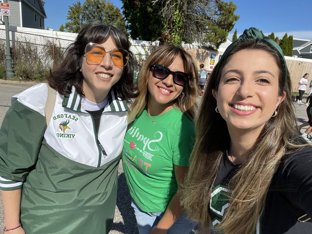 Miss_Spadafora's tweet photo. What a beautiful saturday morning for homecoming! So much fun to march with our @seafordmspride middle schoolers 💚 #letsgovikings #seafordmspride https://t.co/XheT5ORE8d