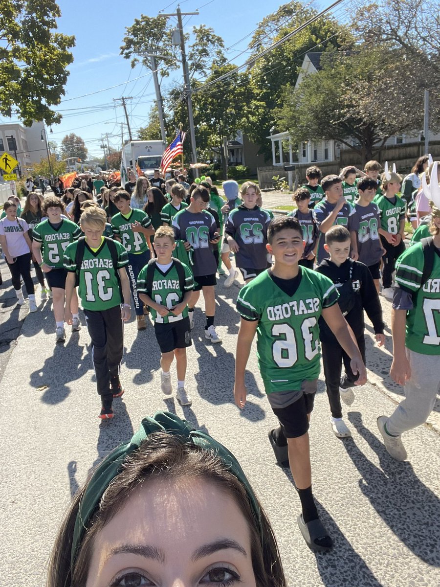 Miss_Spadafora's tweet photo. What a beautiful saturday morning for homecoming! So much fun to march with our @seafordmspride middle schoolers 💚 #letsgovikings #seafordmspride https://t.co/XheT5ORE8d