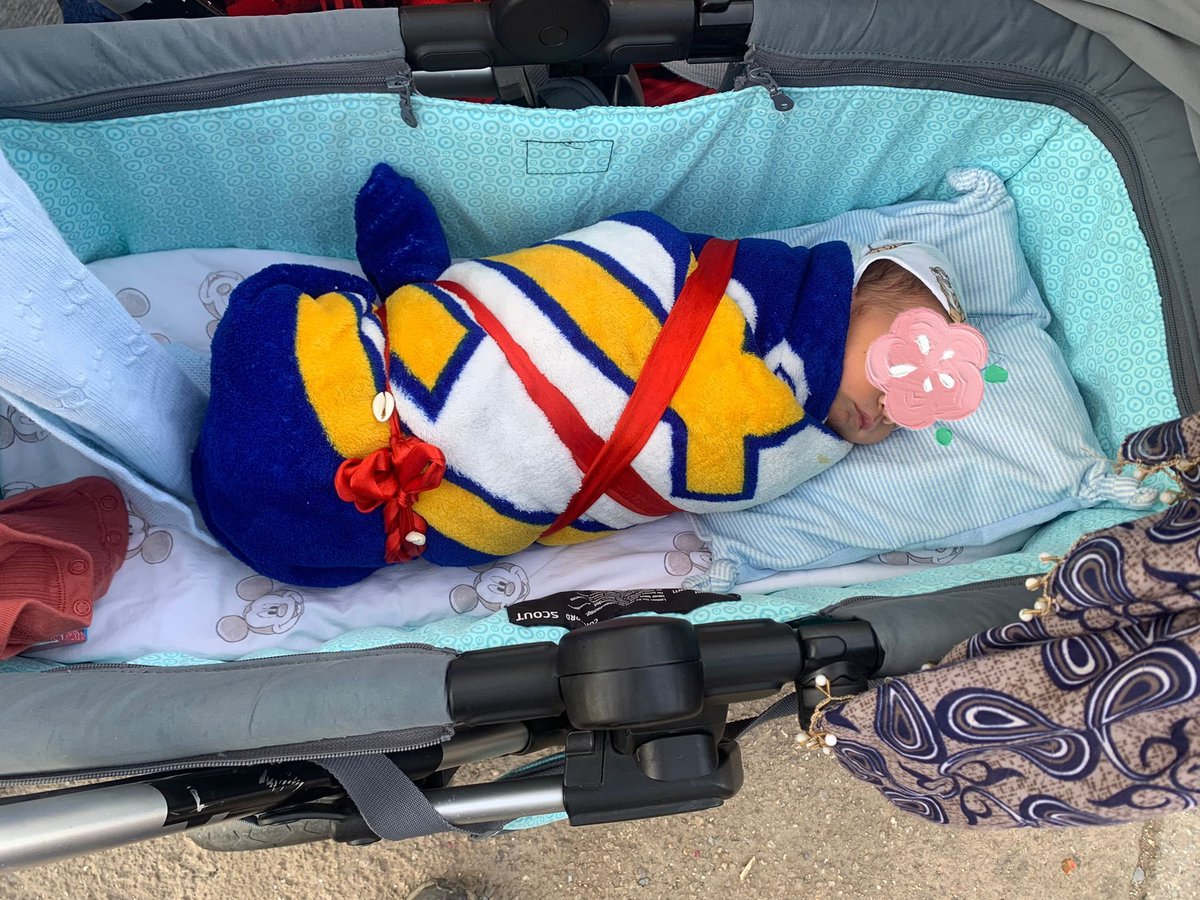 Este bebé #RrOM rumano d apenas 15 días de vida fue echado ayer A LA CALLE sin miramientos por la <a href="/policia/">Policía Nacional</a> en #Granada, por orden d un Juez.

TODA la ciudadanía, su Alcalde <a href="/PacoCuenca/">Paco Cuenca</a> y toda la corporación municipal del <a href="/aytogr/">Ayuntamiento de Granada</a>, deberían sentirse AVERGONZADOS por este FRACASO.