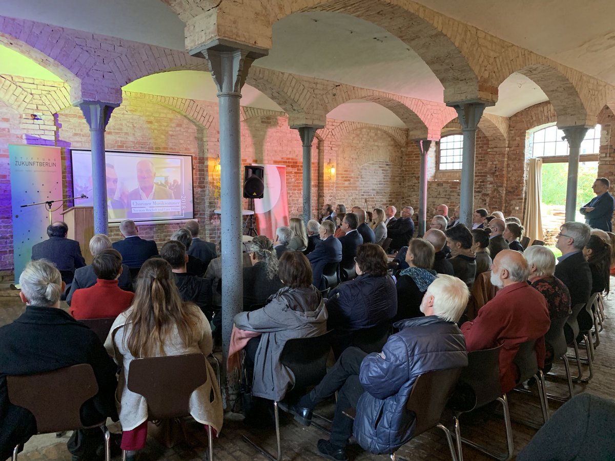 SZukunftBerlin's tweet photo. Ein schöner Herbsttag in Drahnsdorf mit vielen #BerlinBrandenburg|er Begegnungen. Danke an alle Gäste und die wunderbaren Gastgeber:innen vom Projektraum! https://t.co/GKYS5Mzmzz