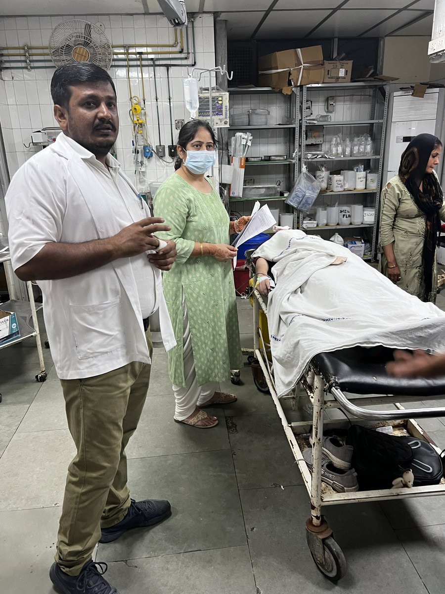 ManikGoyal_'s tweet photo. Boy is having major fracture &amp; girl is very serious. Still wondering why they haven't started treatment for 2 hours.Minister @DrBaljitAAP is shamelessly lying to media that her escort took them to the hospital .But Mr @PBX1Foreva took them in his personal car. (2/n) https://t.co/hcqkEDXwj0