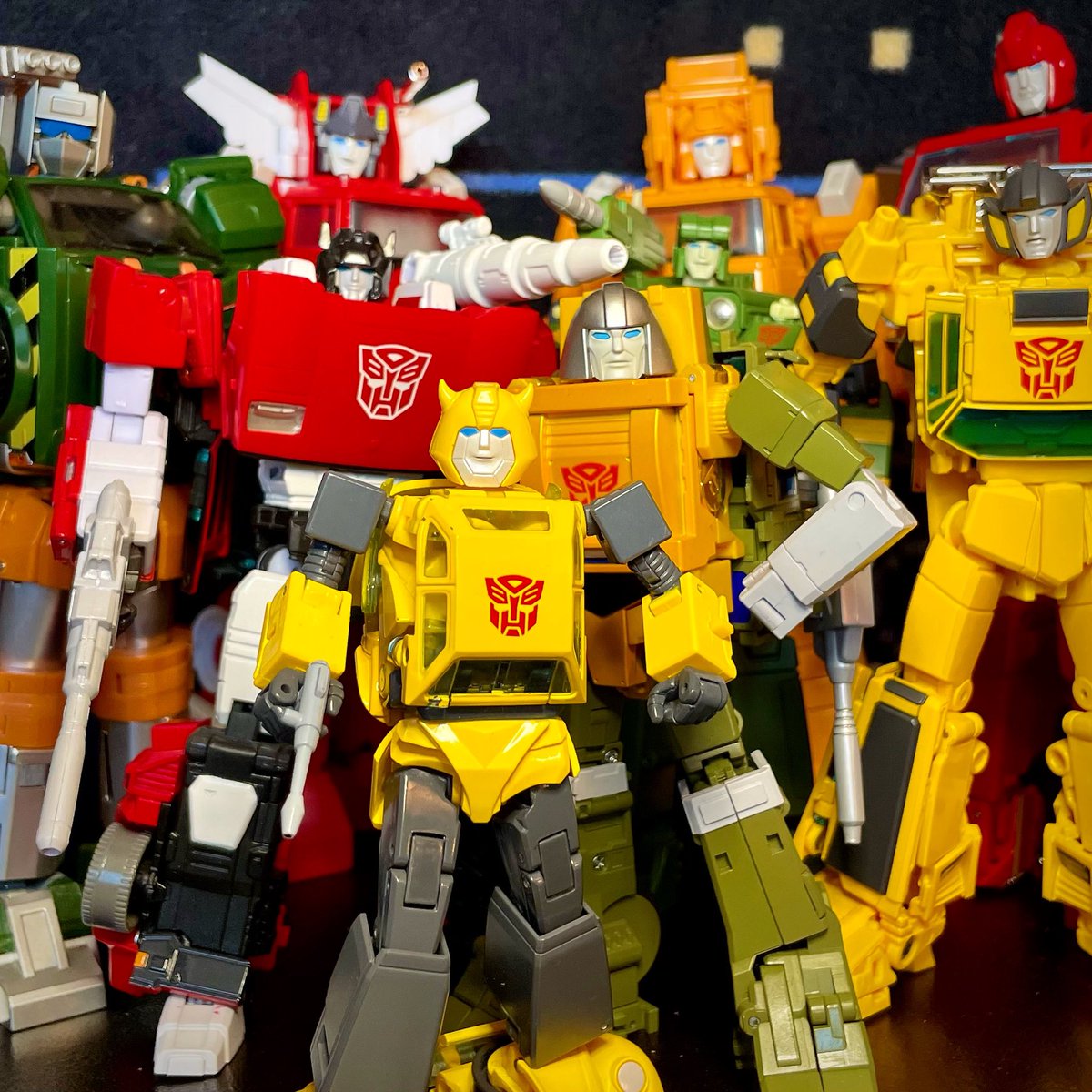 StryderWolfe's tweet photo. Fall colours! 🍁🍂🍁

#Transformers #toys #Autobots #Xtransbots #Fanstoys #Takaratomy #80scartoons #FallColorReport https://t.co/hfyyBykGeJ