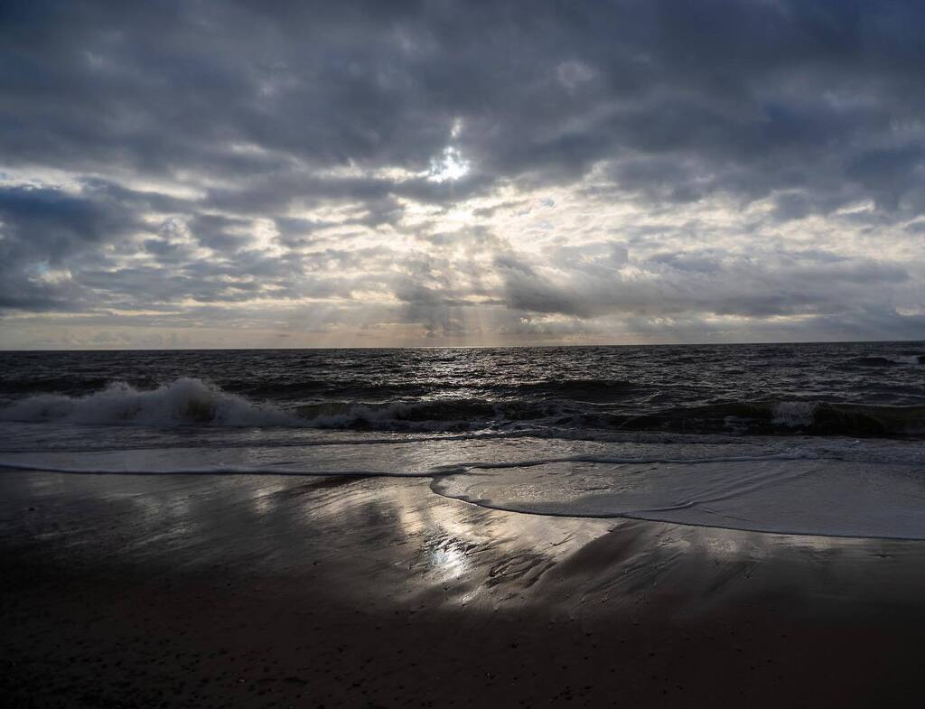 kaoDev's tweet photo. Sun rays breaking through clouds #northsea #denmark #photography #beach #nature #sky #sun https://t.co/Yq0jA9N0Q2 https://t.co/2g8gC4waiv