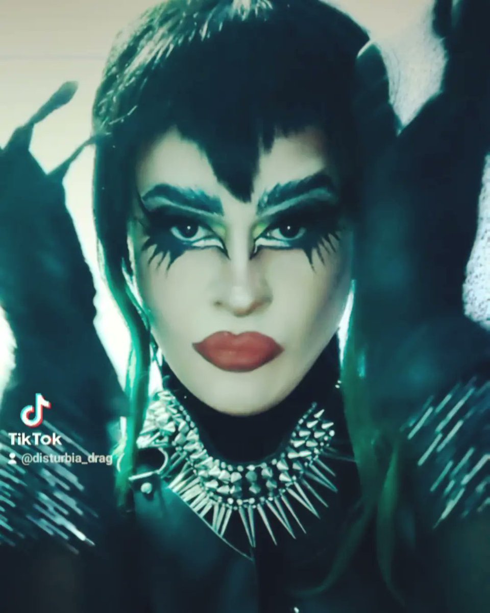 Disturbia_drag's tweet photo. Olvidé tomarme fotitos de este look para #hallloween ,🥳🤣🦇🧛🕸️💀pero me encantaron estás tomas de mi ticktock amo #halloweenseason #halloweennight #spookie #spooky #drag #punkqueen #horror https://t.co/yWS5i2MW4o