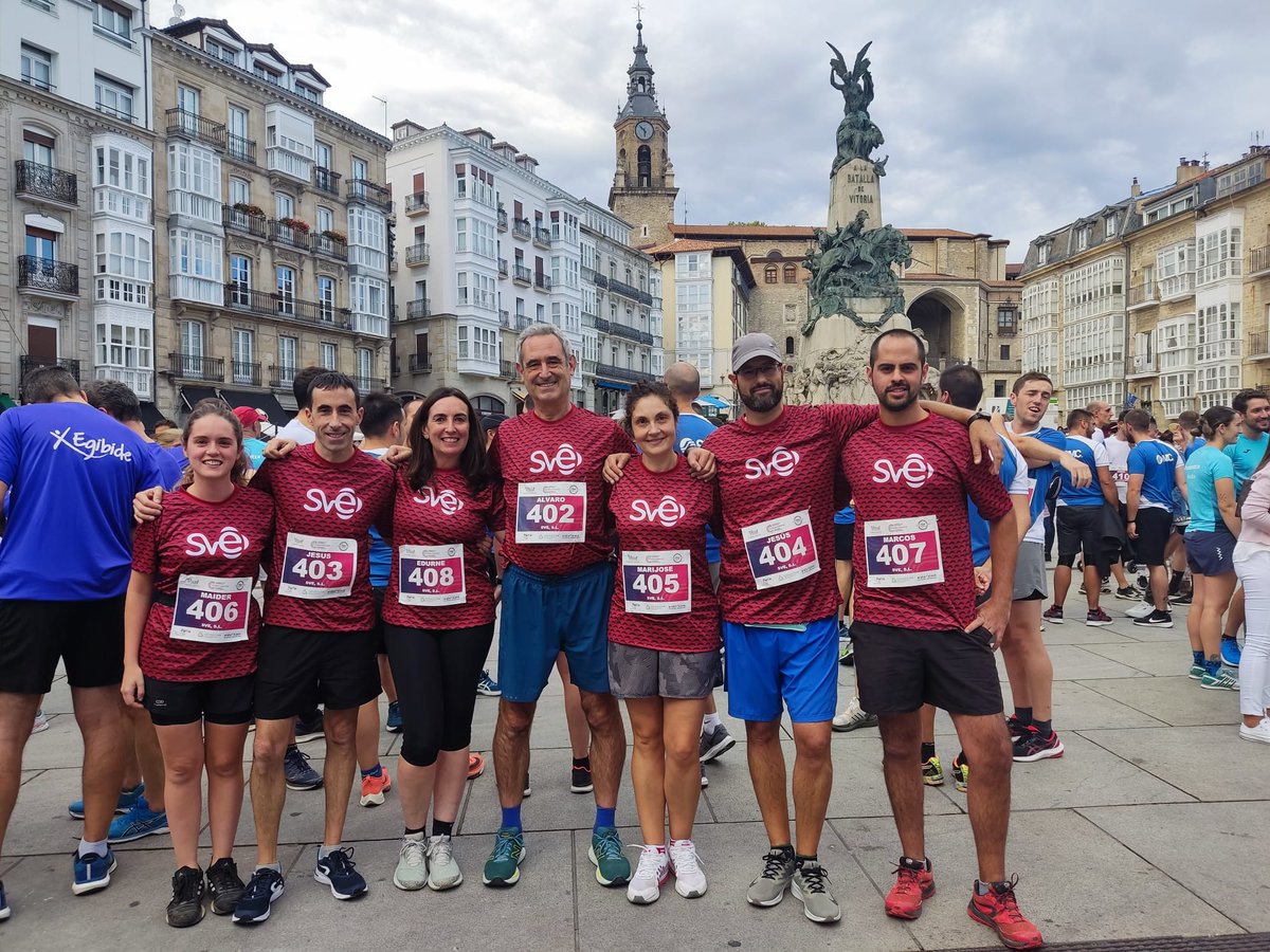 EdurneMadina's tweet photo. Compartiendo el buen ambiente de esta tarde en la #carreradeempresas en el centro de Vitoria-Gasteiz con el gran 
#SVETeam #Aupa 😊 https://t.co/7GZpjm9yci