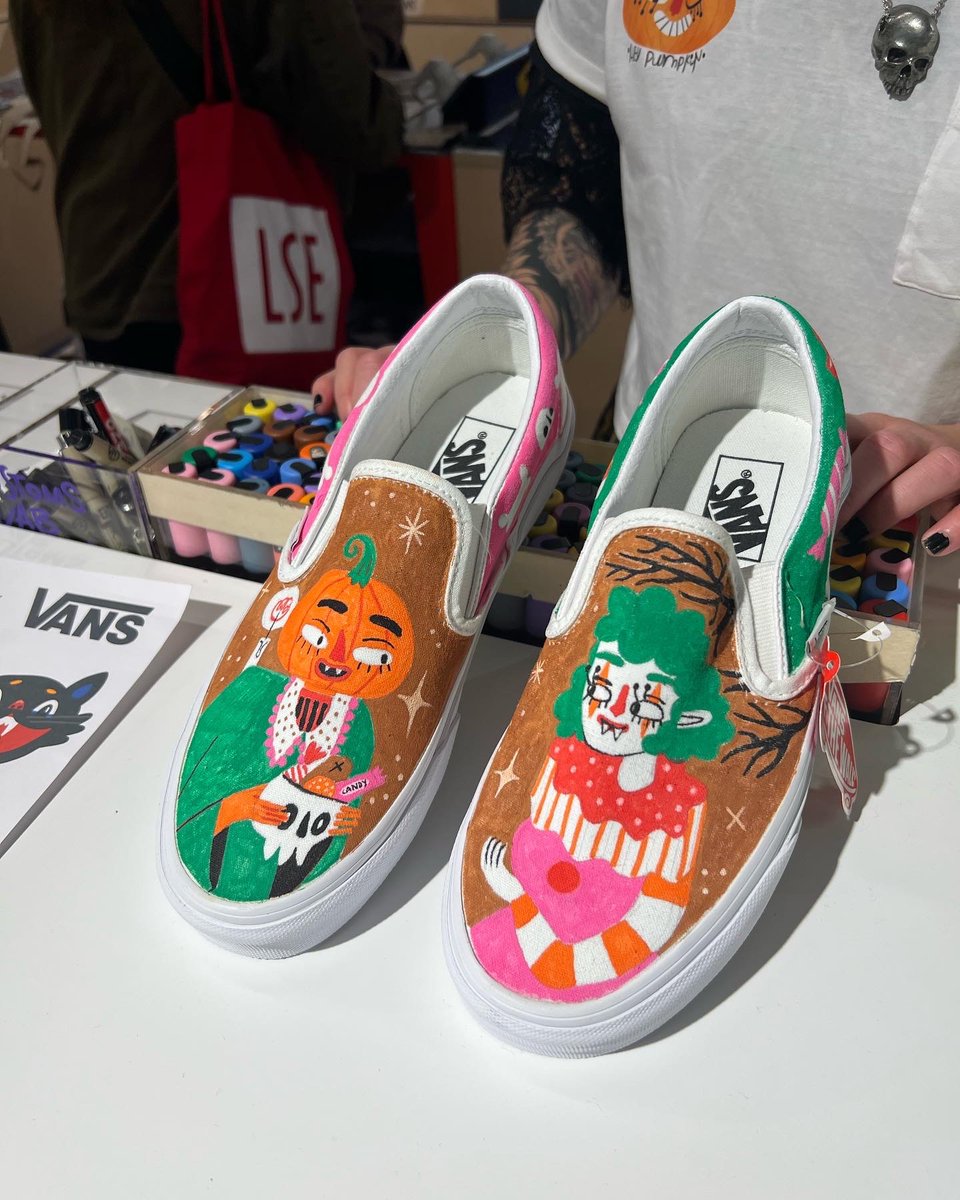 GinaShord's tweet photo. I had a great day running a Halloween 🎃🛹 themed customising workshop with @vans_europe and @skyevictoria_projects today!🦇🖤!! Thanks for having me, I had a blast! 🥰🛹🤙
•
•
•
#customvans  #vansoldskool #womenwhodraw #ginashorddraws #femaleillustrator #illustration https://t.co/vJ3MdYXaUR
