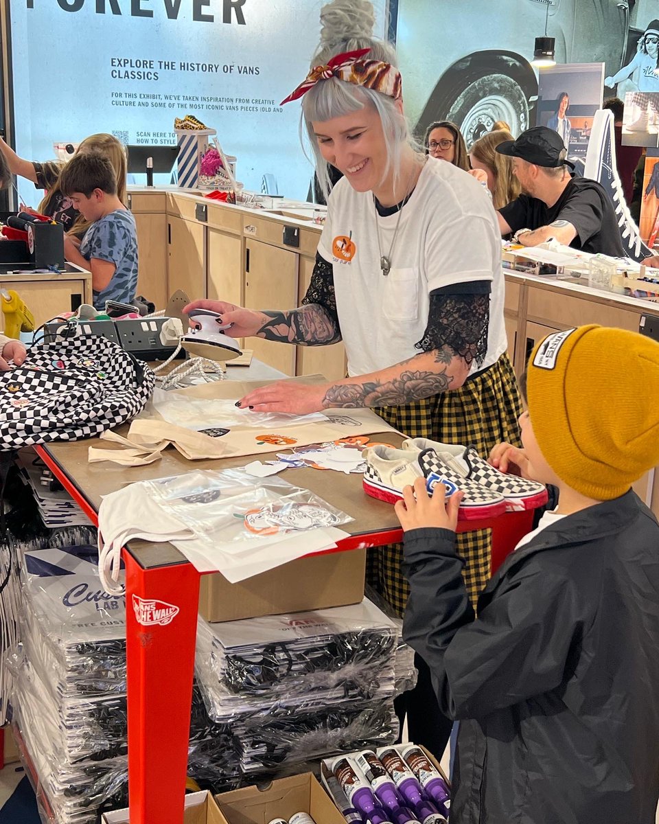 GinaShord's tweet photo. I had a great day running a Halloween 🎃🛹 themed customising workshop with @vans_europe and @skyevictoria_projects today!🦇🖤!! Thanks for having me, I had a blast! 🥰🛹🤙
•
•
•
#customvans  #vansoldskool #womenwhodraw #ginashorddraws #femaleillustrator #illustration https://t.co/vJ3MdYXaUR