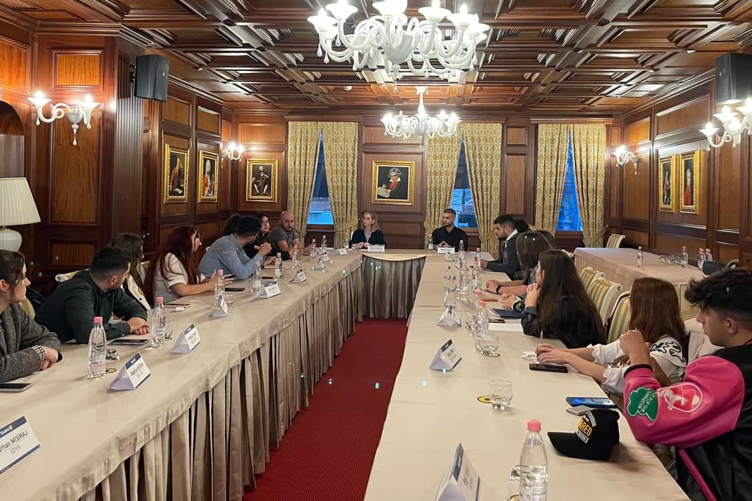unioniks's tweet photo. #StudentON | 📸 Në fokus, përfaqësues të organizatave rinore & studentore në tryezën e bashkëbisedimit.
#tërinjtë #flasin #vendosin ✅ https://t.co/34xHXiXxXb