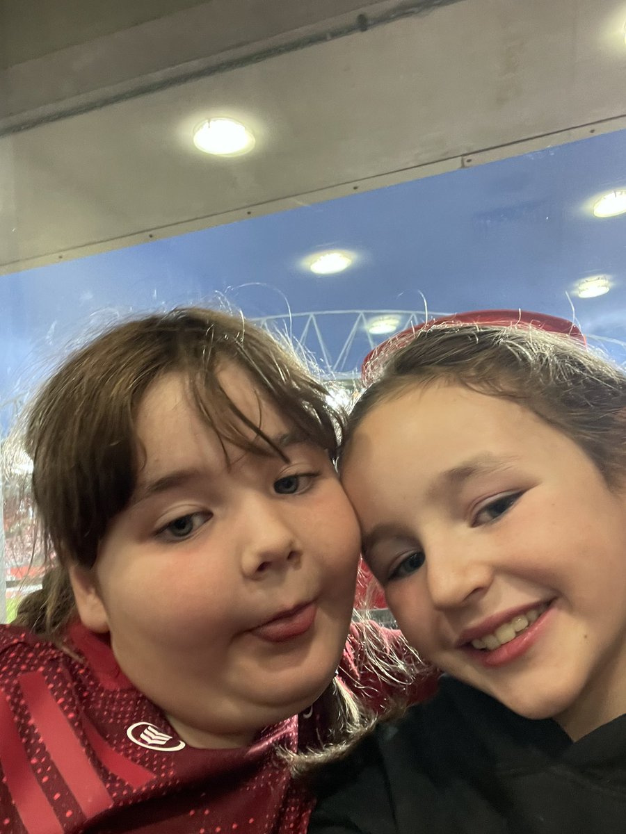 Méabh and Abby <a href="/thomondstadium/">Thomond Park Stadium</a> <a href="/Munsterrugby/">Munster Rugby</a> #MUNvBUL #ThomondParkSelfie