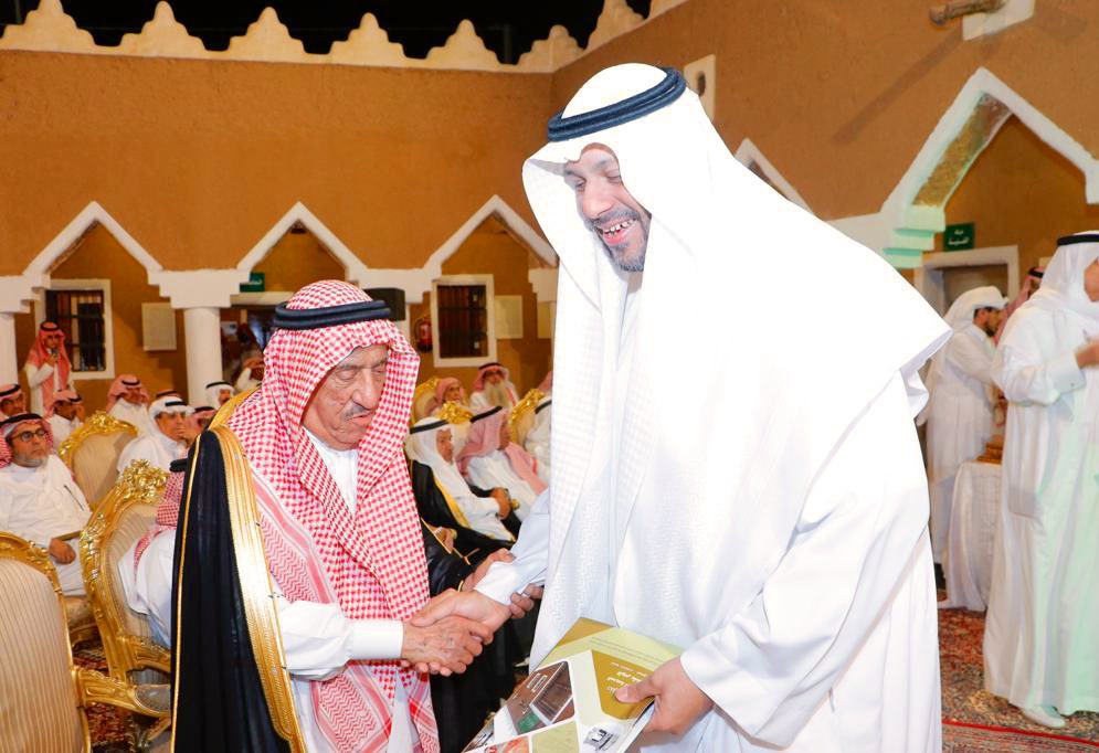 في مساء الجمعة 
١٨ / ٣ / ١٤٤٤هـ 
تم افتتاح المدرسة السعودية الأولى بشقراء 
والتي تم تأهيلها على نفقة مجموعة البواردي .
إشراف 
#جمعية_التنمية_والتطوير_بشقراء 
#لجنة_التراث_والحرف