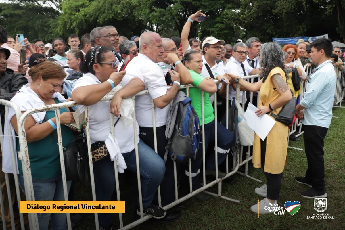 AlcaldiaDeCali's tweet photo. Entre actos culturales que invitan a la reconciliación, se lleva a cabo en la @UnivalleCol el Diálogo Regional para la construcción del Plan Nacional de Desarrollo.

El Gabinete presidencial se toma este punto de la ciudad a través de la escucha.

💙❤️💚 @infopresidencia https://t.co/uXWKw1o39A