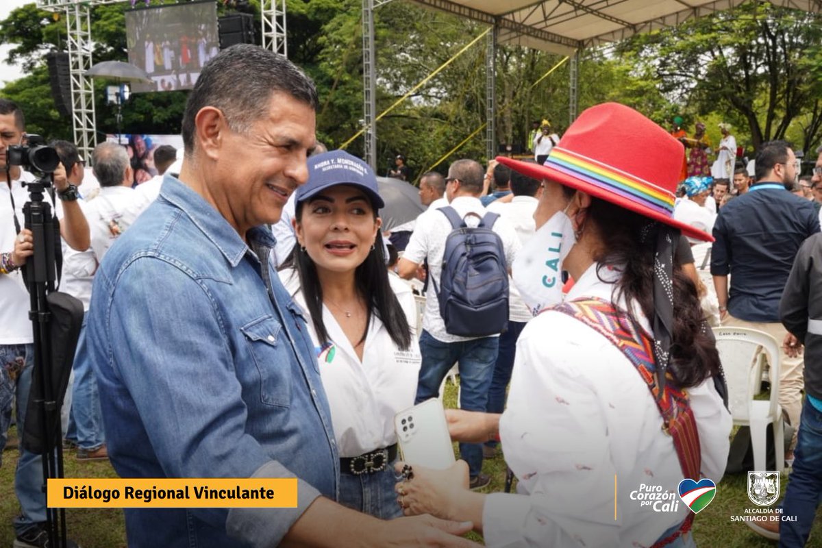 AlcaldiaDeCali's tweet photo. Entre actos culturales que invitan a la reconciliación, se lleva a cabo en la @UnivalleCol el Diálogo Regional para la construcción del Plan Nacional de Desarrollo.

El Gabinete presidencial se toma este punto de la ciudad a través de la escucha.

💙❤️💚 @infopresidencia https://t.co/uXWKw1o39A