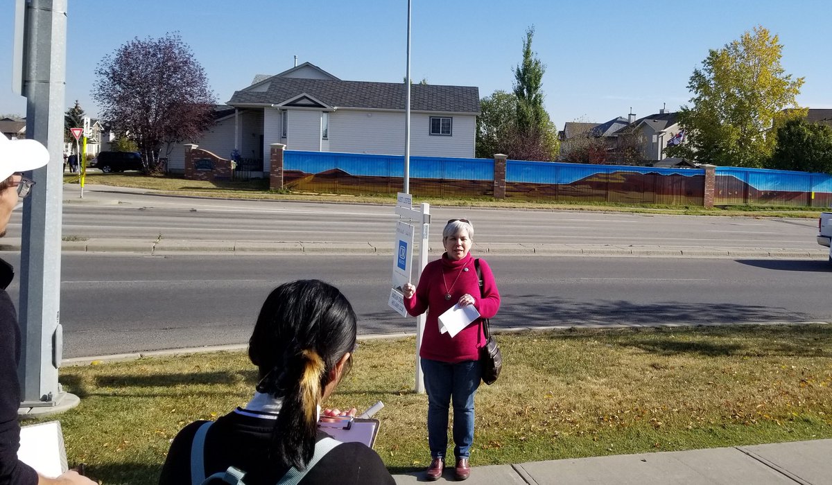 CreatingCovYYC's tweet image. Next stop: @HillsMural with Kim Walker. The longest community mural project in Canada. 
Described as &quot;a project the community wrapped its arms around&quot; 🥰
#PlaceMatters #CommunityByCommunity