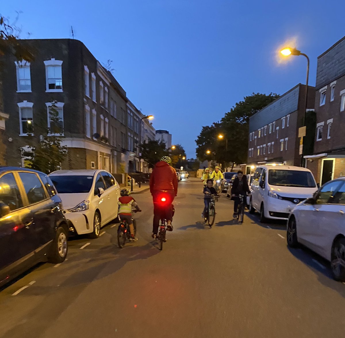 And as the sun sets, the #LTNs ensure people can #ride home safely! ✨🌃🌙. #Hackney #Islington #Haringey #nighttimecycling #activetravel #drivelesscyclemore #carfreestreets