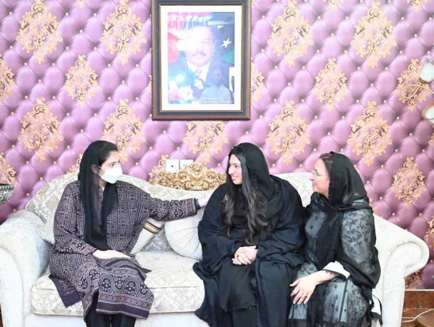 Meer_PPP_'s tweet photo. This is why, we are in extreme love with Bhuttos 💙
BB @AseefaBZ visiting the family of late Rashid Hussain Rabbani (Senior Leader Loyal, Dedicated &amp; Diehard Jiyala of the Party) on his 2nd Death Anniversary.
@AroobaRabbaniPP @BBhuttoZardari https://t.co/wOOQa4rWuS