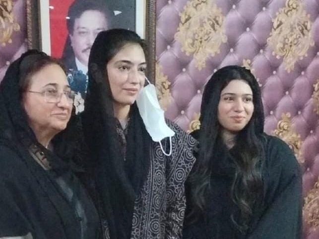 Meer_PPP_'s tweet photo. This is why, we are in extreme love with Bhuttos 💙
BB @AseefaBZ visiting the family of late Rashid Hussain Rabbani (Senior Leader Loyal, Dedicated &amp; Diehard Jiyala of the Party) on his 2nd Death Anniversary.
@AroobaRabbaniPP @BBhuttoZardari https://t.co/wOOQa4rWuS