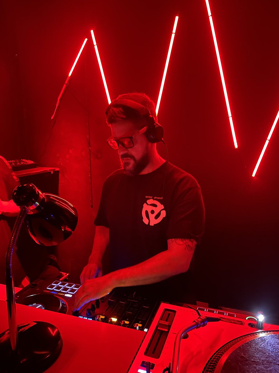 alain_patrick's tweet photo. Que emoção ver o Mau Mau tocar c/ a camiseta da série #mostsampled que criei para amigos há quase uma década atrás. O modelo dele, Shack Up (75), é uma homenagem ao Banbarra, cujo sample está na Alarm Clock do Westbam que o Mau tocou bastante em meados de 1990. 

#FunkClassics https://t.co/bXBfS72DFy