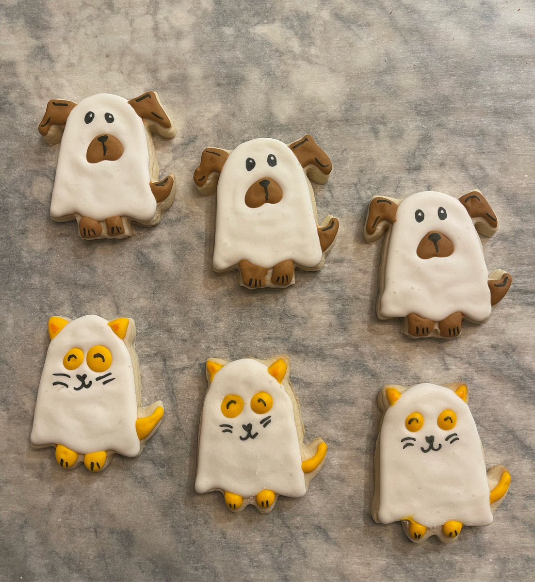veronicaxxxooo's tweet photo. My job is done 🌻🐶🐱💗👻#SunflowerCake #halloweenCookies #SpiderWebHalloweenShowerCake https://t.co/FDVuwwhg3G